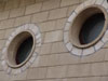 Grazie alle tecnologie a nostra disposizione e alla esperienza pluriennale, riusciamo a realizzare finestre circolari fisse o apribili. I nostri modelli di finestre ad oblò vengono studiati appositamente per essere in armonia con le varie tipologie architettoniche, dagli edifici storici ai rustici, dalle costruzioni classiche a quelle moderne.